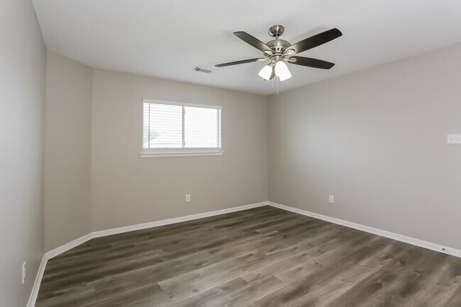 Building Photo - 2431 Fox River Ln