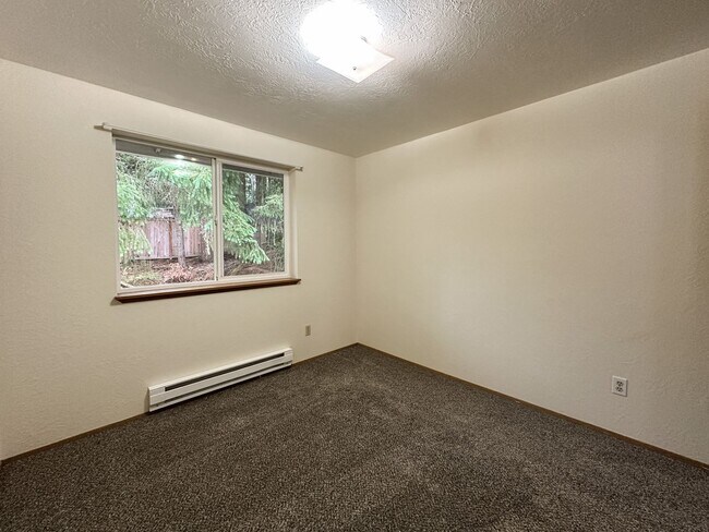 Building Photo - Charming 3-Bed Townhouse in Quiet Neighborhood Across from Park!