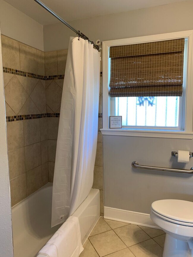 Building Photo - Fully Furnished Comfort Near New Orleans Universities