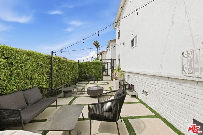 Building Photo - 1/2 W Olympic Blvd