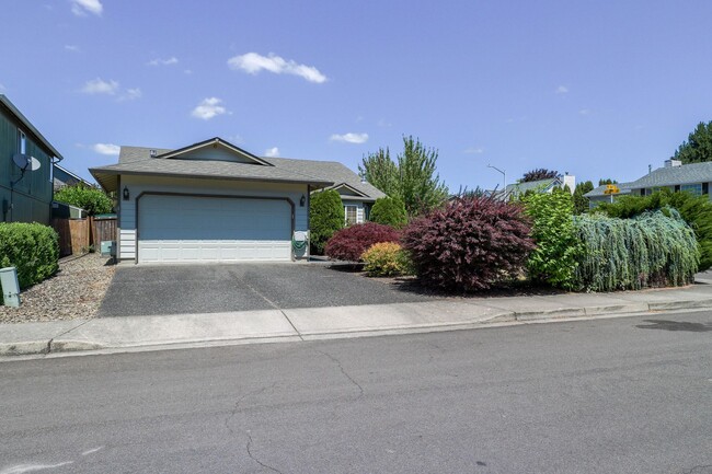 Primary Photo - Welcome to the spacious one-level home in ...