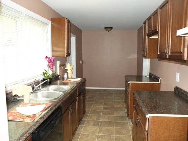 Building Photo - 3 Bed - 1 Full Bath Ranch for Rent!