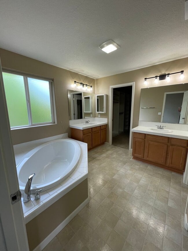 Building Photo - Large Beautiful 4 Bed, 2.5 Bath House!