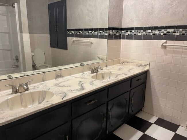 Building Photo - 3 Bedroom, 2 Bathroom, Great Location!