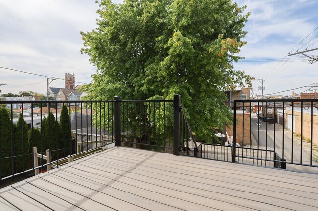 Building Photo - 2342 N Lawndale Ave