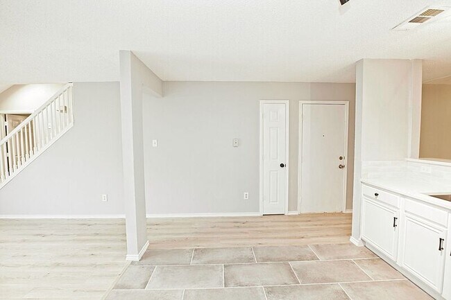Building Photo - 1379 Honeysuckle Ln