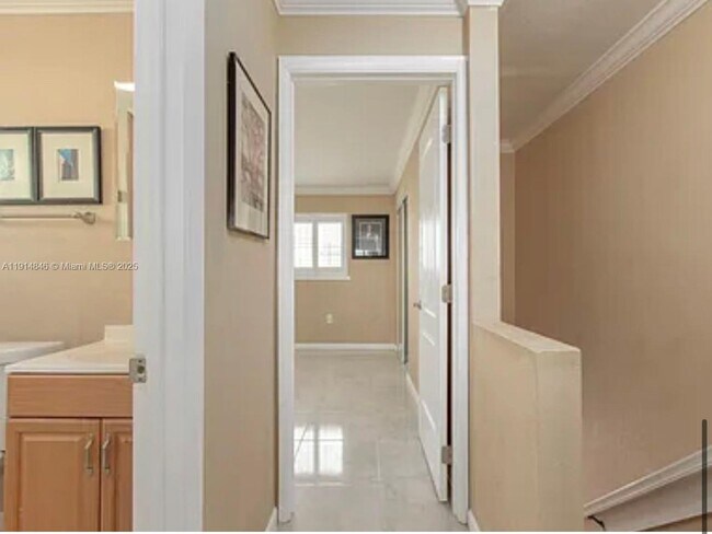 Building Photo - 633 NE 2nd Ave