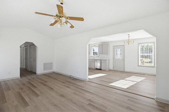 Building Photo - Beautifully Updated 3 bedroom, 2 bathroom Brick Ranch in Lexington