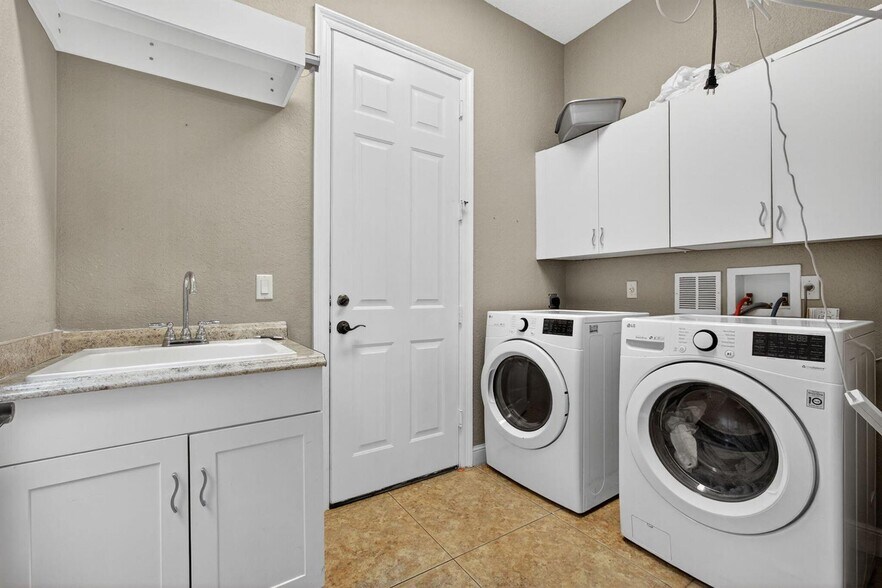 Building Photo - 3501 Collonade Dr