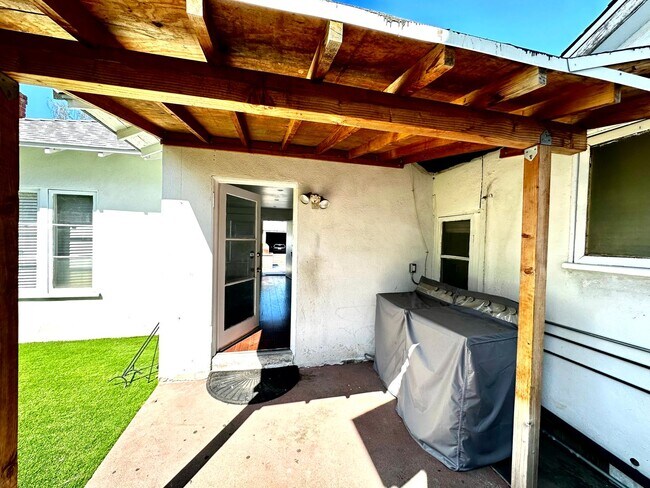 Building Photo - 607 N El Molino Ave
