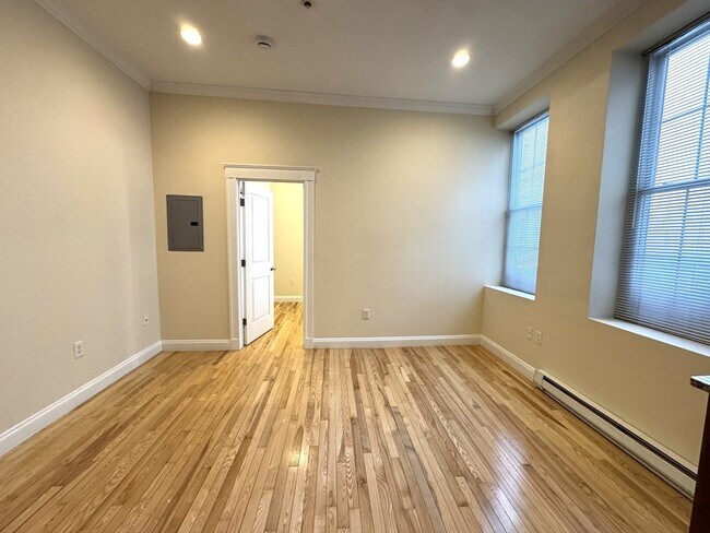 Building Photo - 3 Main St