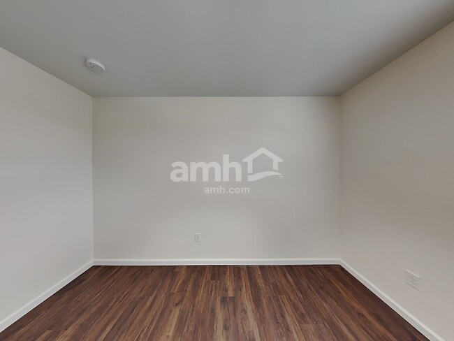 Building Photo - 854 E Artesia Pl