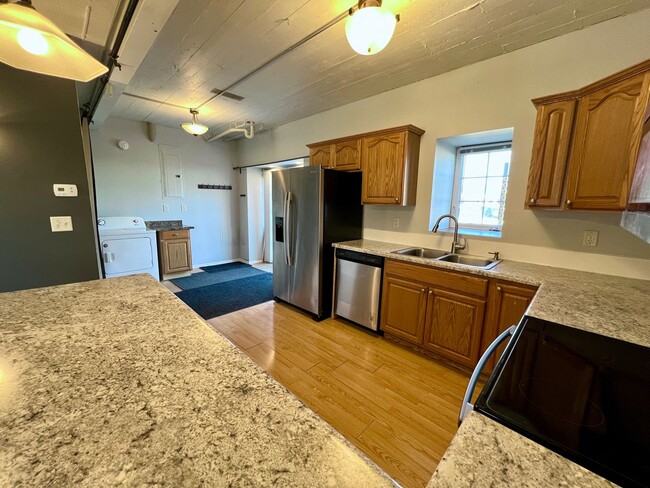 Building Photo - Industrial Style 3 Bedroom Home AVAILABLE JUNE!!!