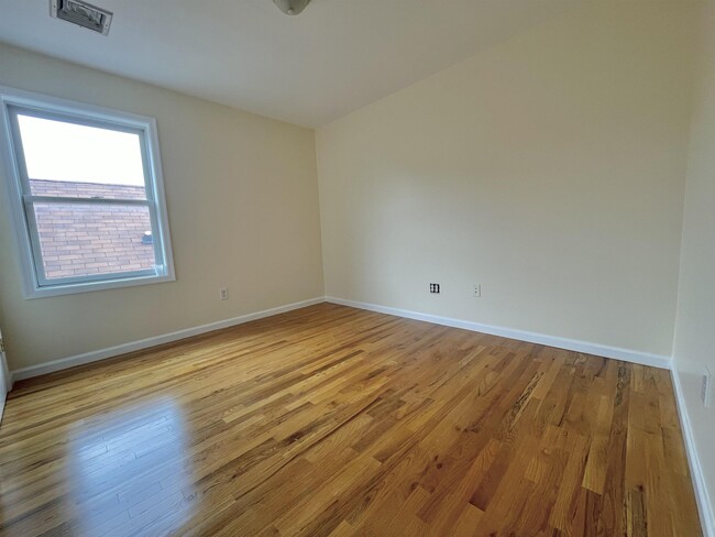 Building Photo - 264 Custer Ave