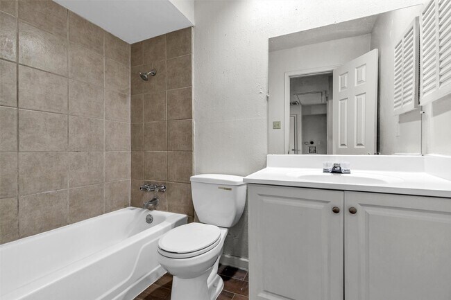 Building Photo - 7700 Creekbend Dr