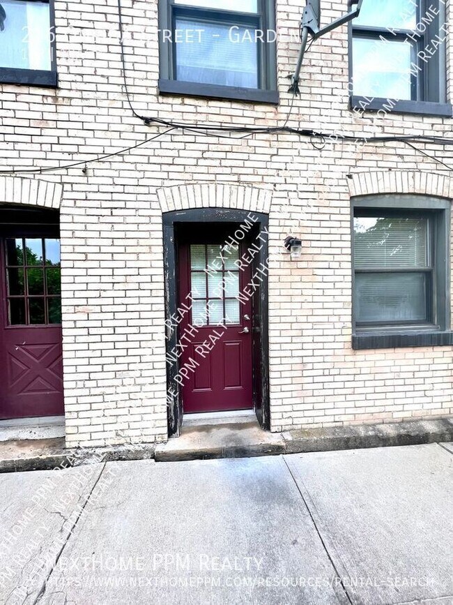 Building Photo - 216 Oneida St