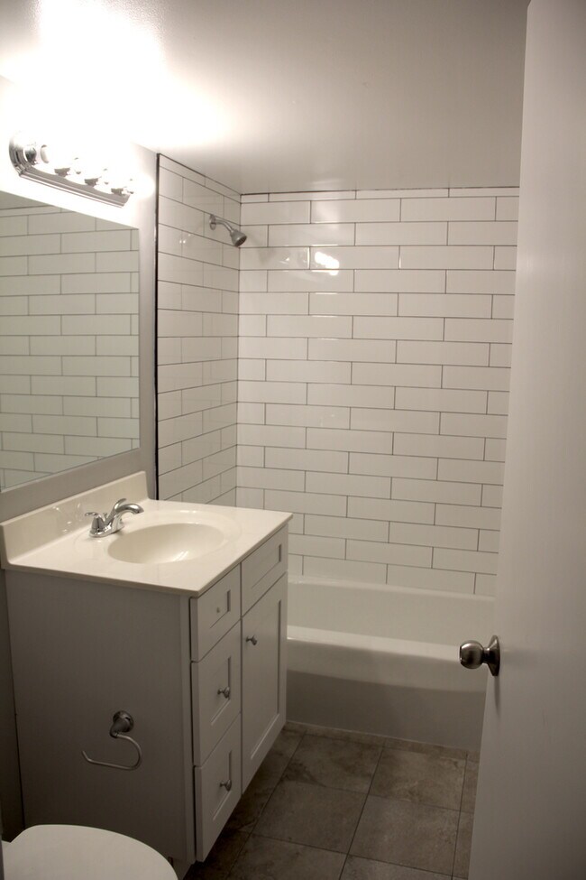 Building Photo - 329 Kimbell Ave