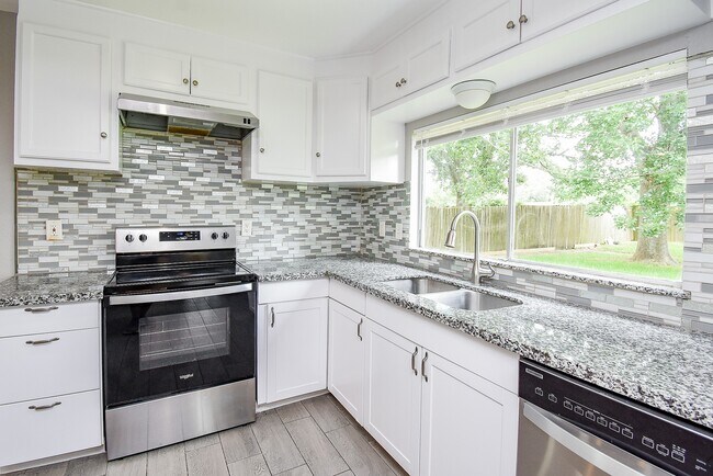 Building Photo - 2110 Hilton Head Dr