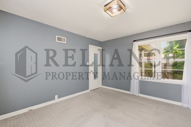 Building Photo - 1458 N Old Manor Rd