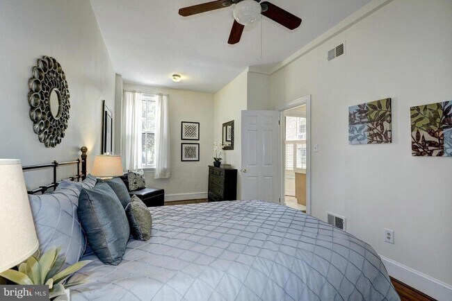 Building Photo - Spacious + Bright 1 Bedroom in Capitol Hill!