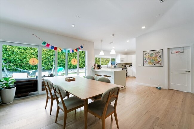 Building Photo - 560 Hampton Ln