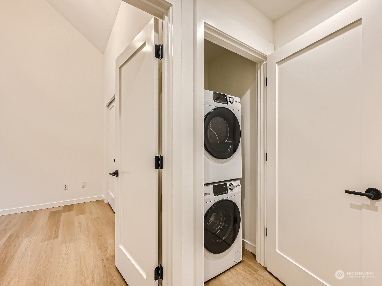 Stacked Dryer/Washer - 10346 Wallingford Ave N