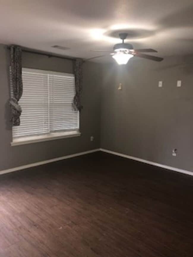 Building Photo - Very nice 2 bed 1 bath home, Dining room, Porch and Back Patio and Storage Bldg