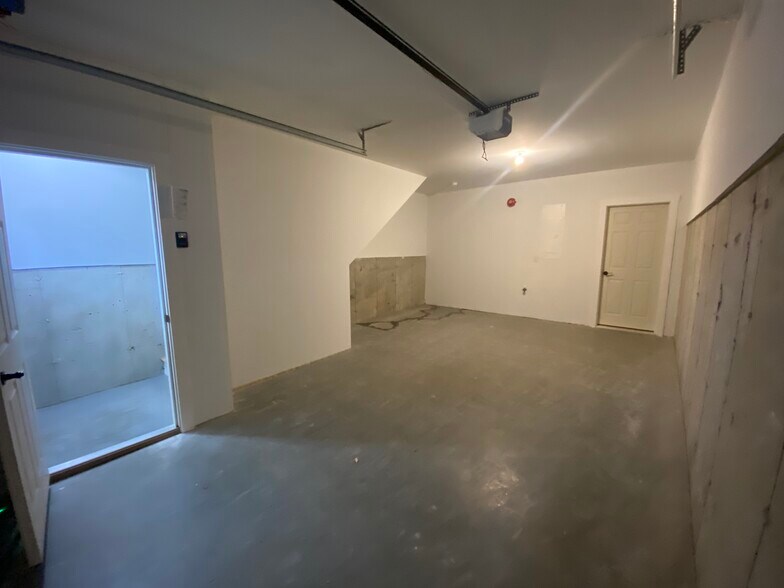 Building Photo - 32 Main St