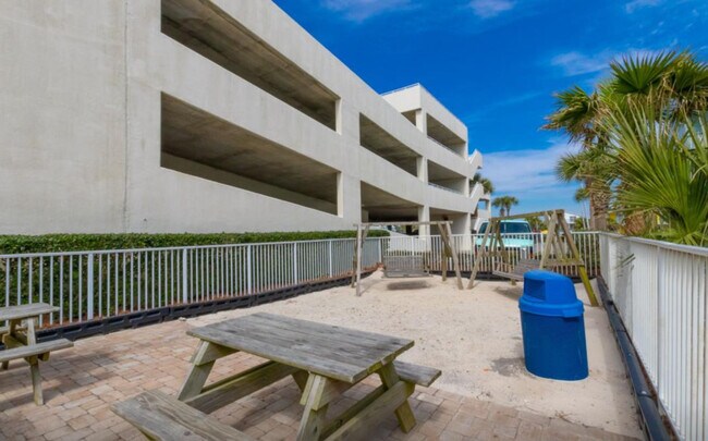 Building Photo - 521 W Beach Blvd