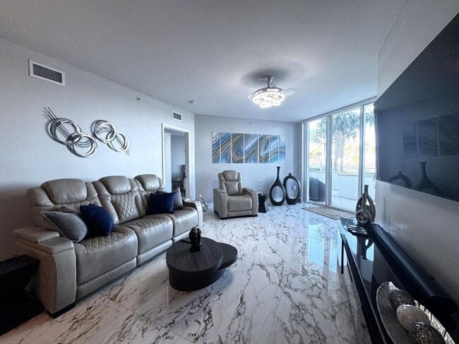 Building Photo - 2/2 in Marina Grande