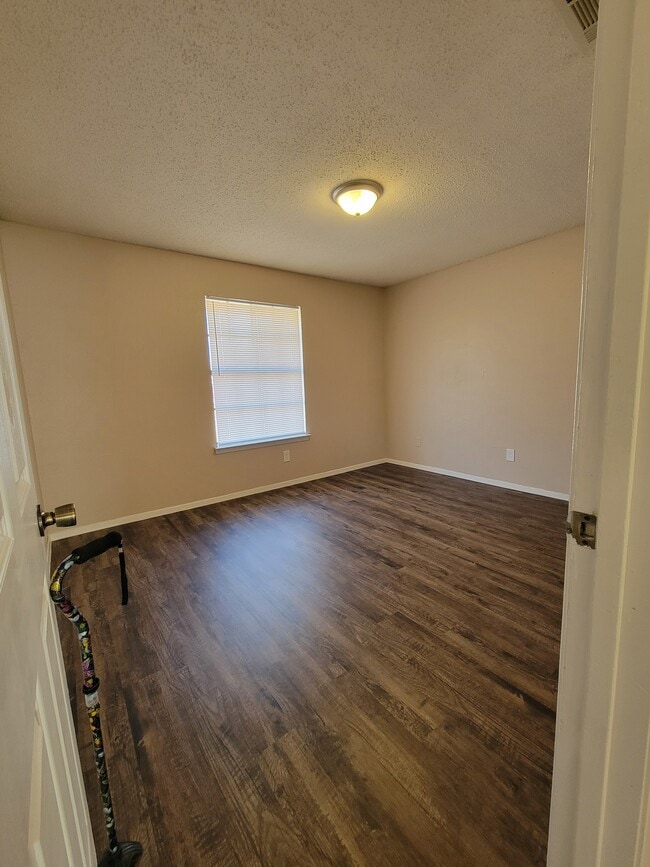 Building Photo - 520 Signal Hill Ct S