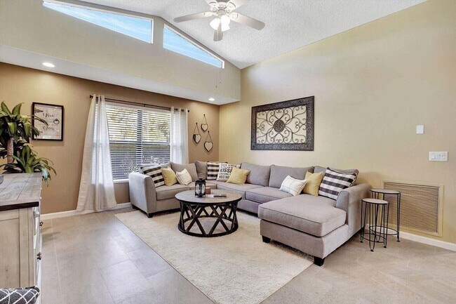 Building Photo - 14148 Paddock Dr