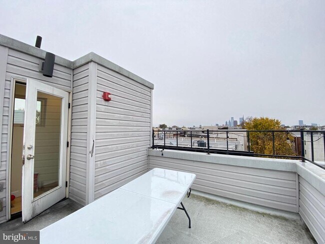 Building Photo - 1950 N Gratz St