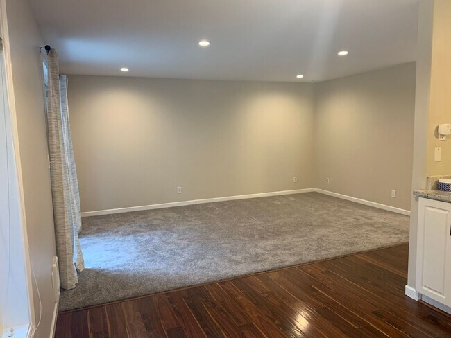 Building Photo - 3 Bed, 2 Bath Remodeled Cordata Condo