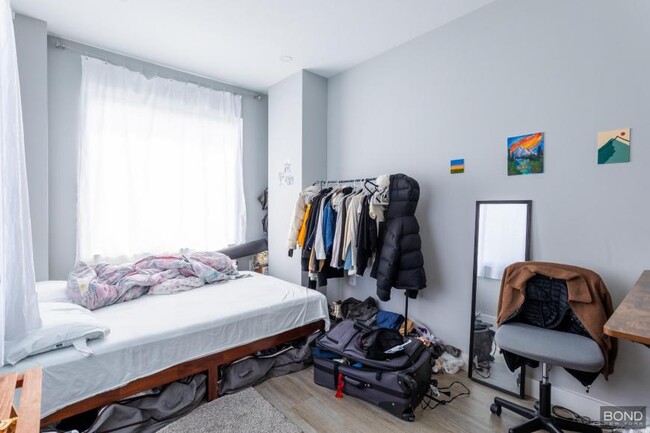 Building Photo - 3 bedroom in Queens NY 11102