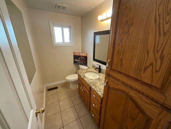 Building Photo - 3 bdrm 3 bath Home 2 car Garage 1.8 Acres Horse property. All Utilities included.