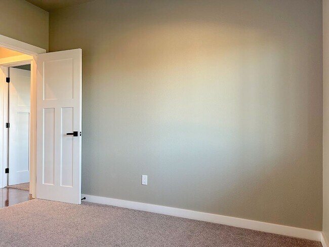 Building Photo - 2 bed/ 1.5 bath in Brand New Soldier Ridge Complex!