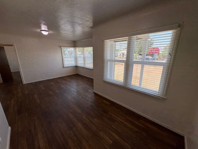 Building Photo - NW Visalia corner lot home available now!