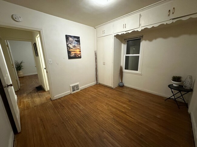 Building Photo - 2 bed, 1 bath home for rent in Waterloo