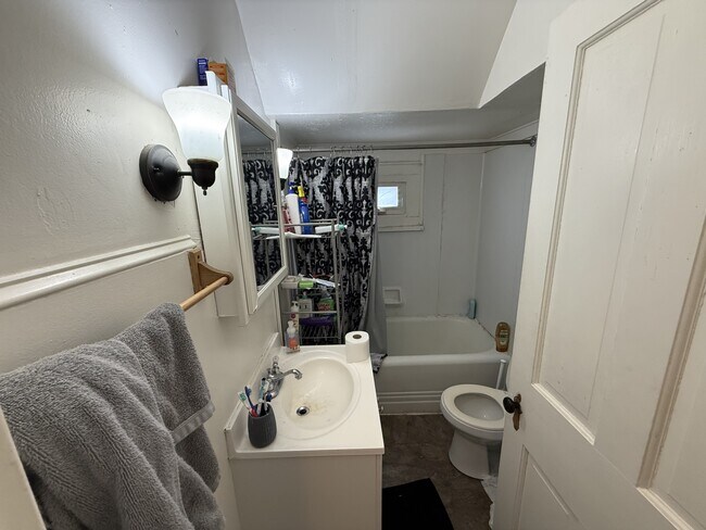 Building Photo - 121 Linden Ave