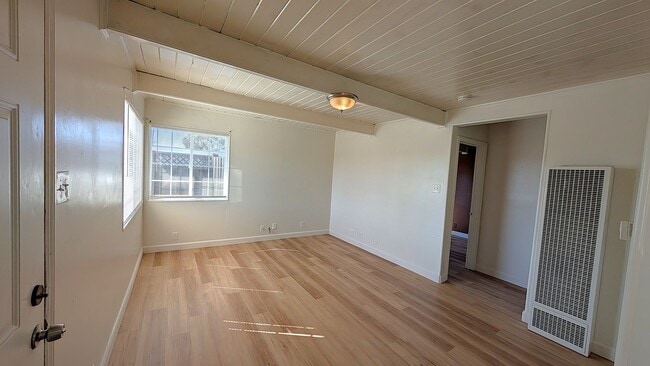 Building Photo - 4 Bed, 1.5 bath Home, freshly painted and ...