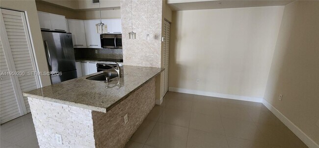 Building Photo - 7360 NW 114th Ave