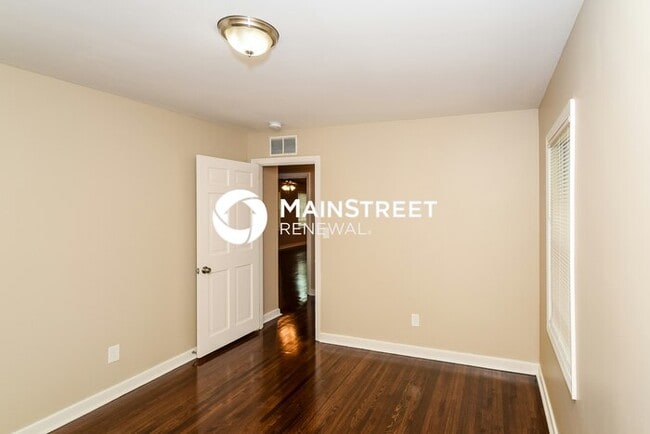 Building Photo - 3 Bedroom Pet-Friendly Home in Birmingham, AL with Main Street Renewal