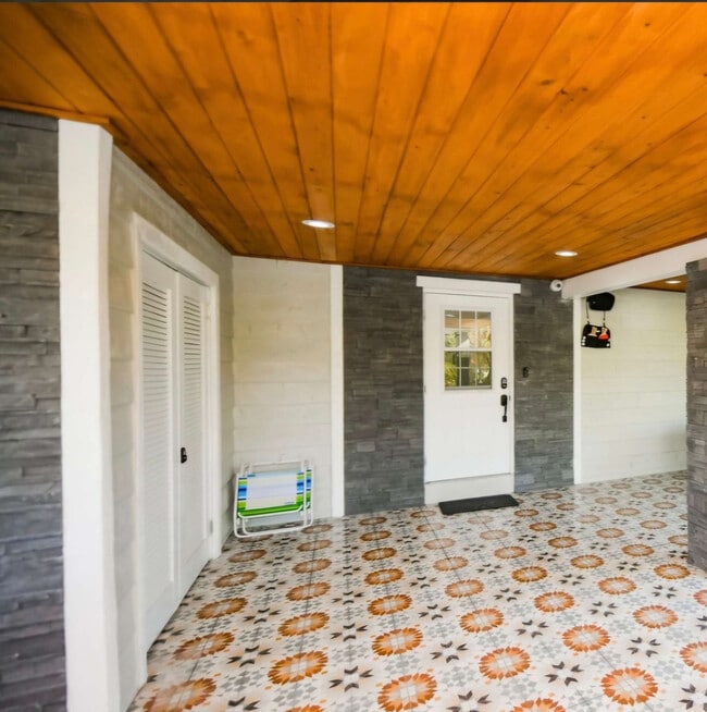 Building Photo - 613 Fern St