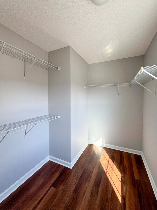 Building Photo - Beautiful 4 Bed 2.5 Bath Home with Fenced Backyard