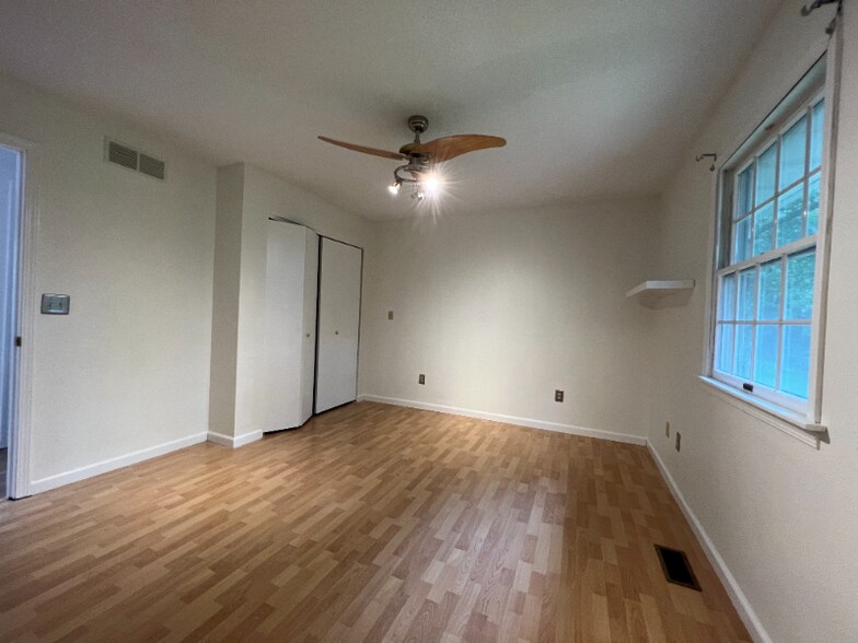 Building Photo - 1755 Fountainbleu Dr