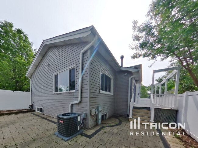 Building Photo - 1401 Oak Hill Ct