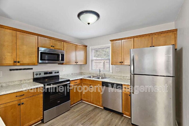 Building Photo - 2905 Radcliffe Ln N