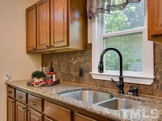 Building Photo - Gorgeous 3 Bedroom Home, Hardwood Floors, ...