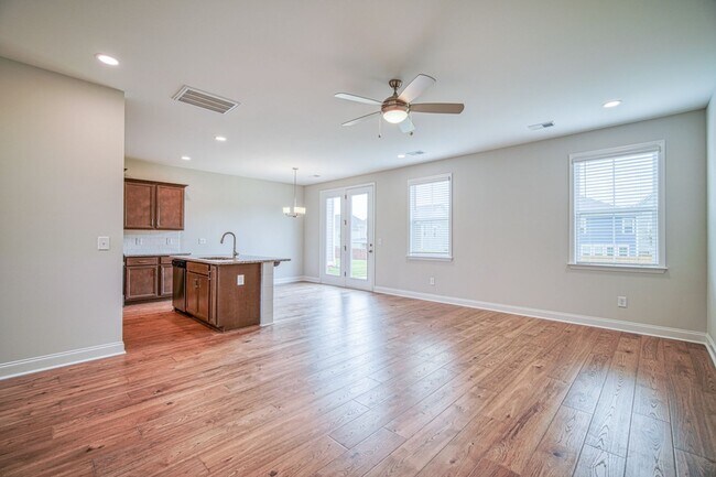 Building Photo - Gorgeous 4 BR, 3 BA Home With Easy Access ...